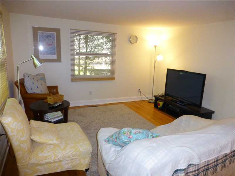23 Hoover Road Riverside, CT 06878 - Photo 5 of 18 a bedroom with a bed and window