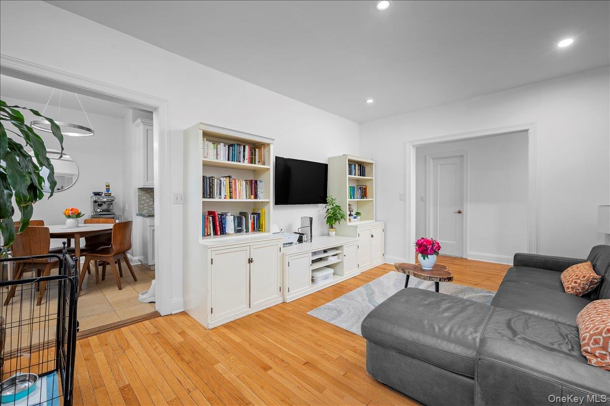 11 Alden Road, Unit 2N Larchmont, NY 10538 - Photo 6 of 21 Living room view into breakfast area.