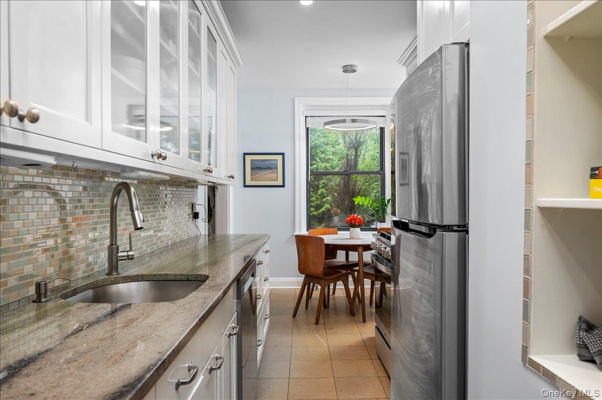 11 Alden Road, Unit 2N Larchmont, NY 10538 - Photo 10 of 21 Window in kitchen for lots of natural light!