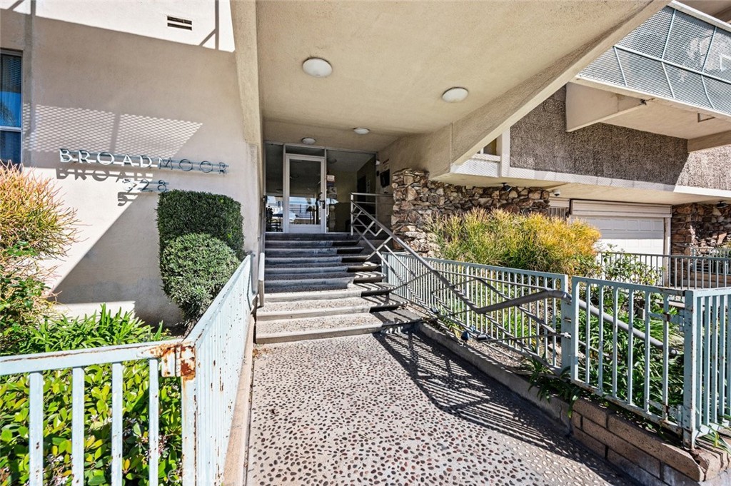 528 Cedar Avenue, Unit 3A Long Beach, CA 90802 - Photo 30 of 46 a view of a house with a balcony