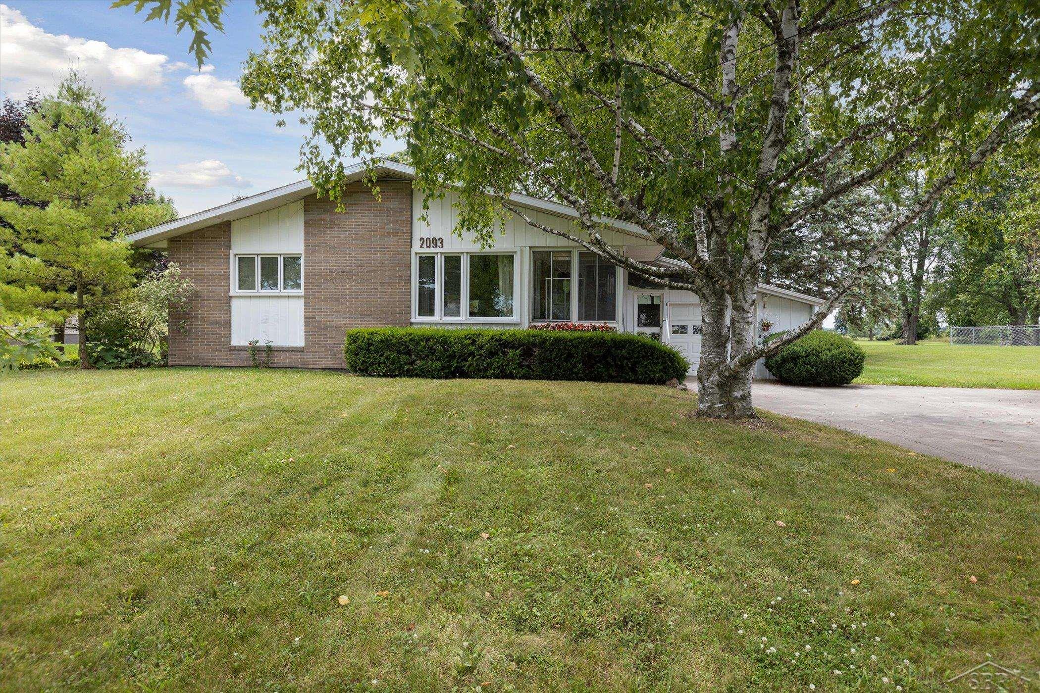 2093 West German Road Bay City, MI 48708 - Photo 4 of 33 50170754-761c51f1-a822-4697-a04f-081c26a8ca61.JPG