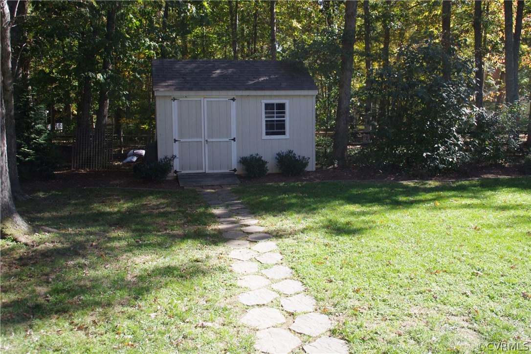 2001 Castlebridge Road Midlothian, VA 23113 - Photo 6 of 21 a backyard of a house with plants and large trees