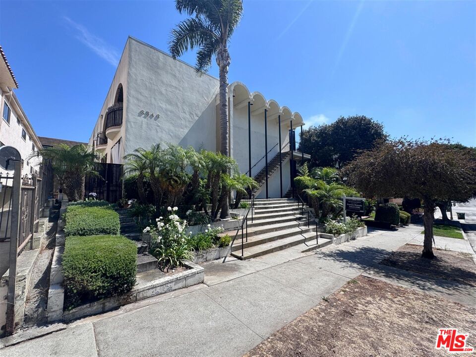 8346 Manitoba Street, Unit 11 Playa del Rey, CA 90293 - Photo 4 of 14 a view of a garden with sitting area