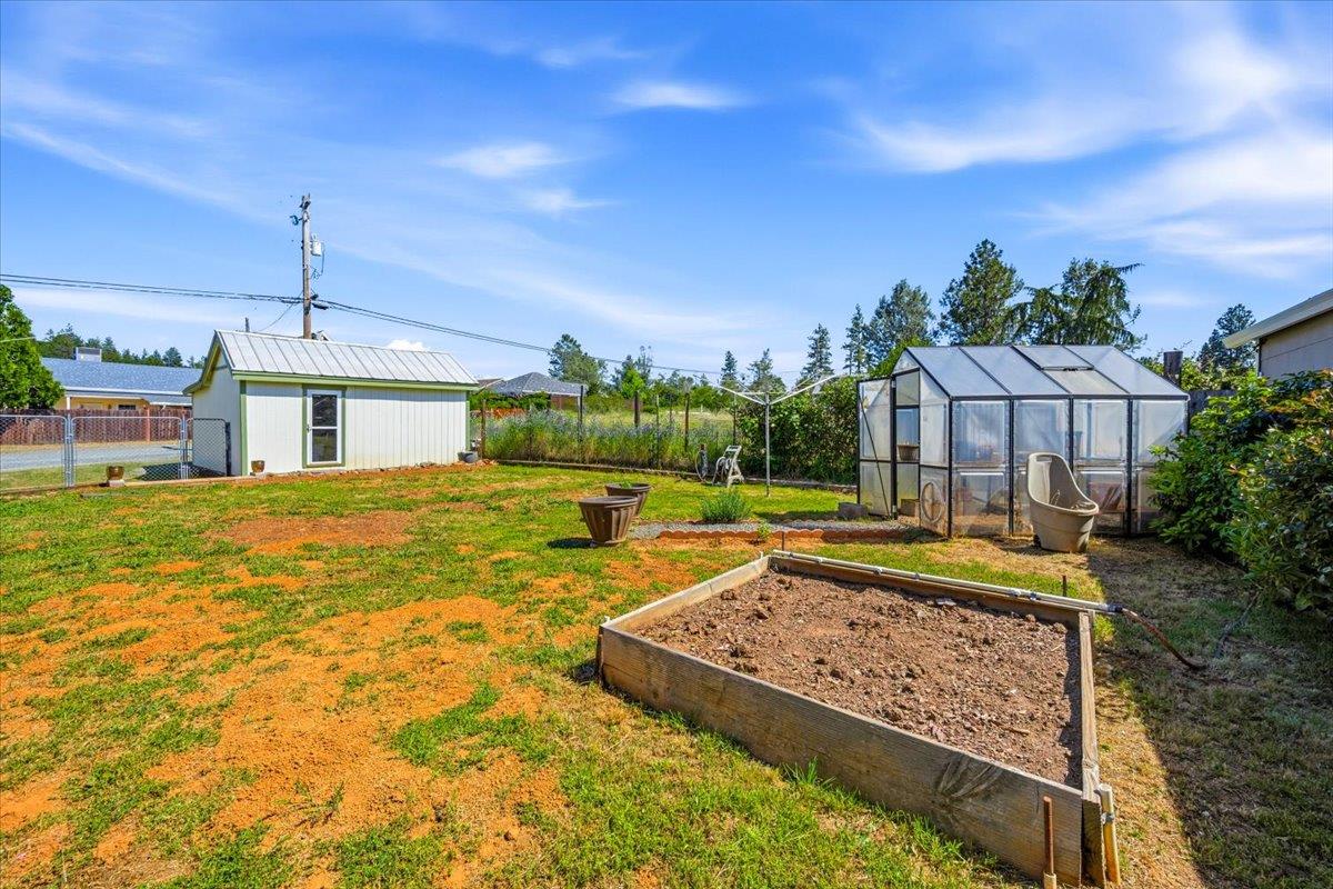 232 Upper Slate Creek Road Grass Valley, CA 95945 - Photo 30 of 48 a front view of a house with garden