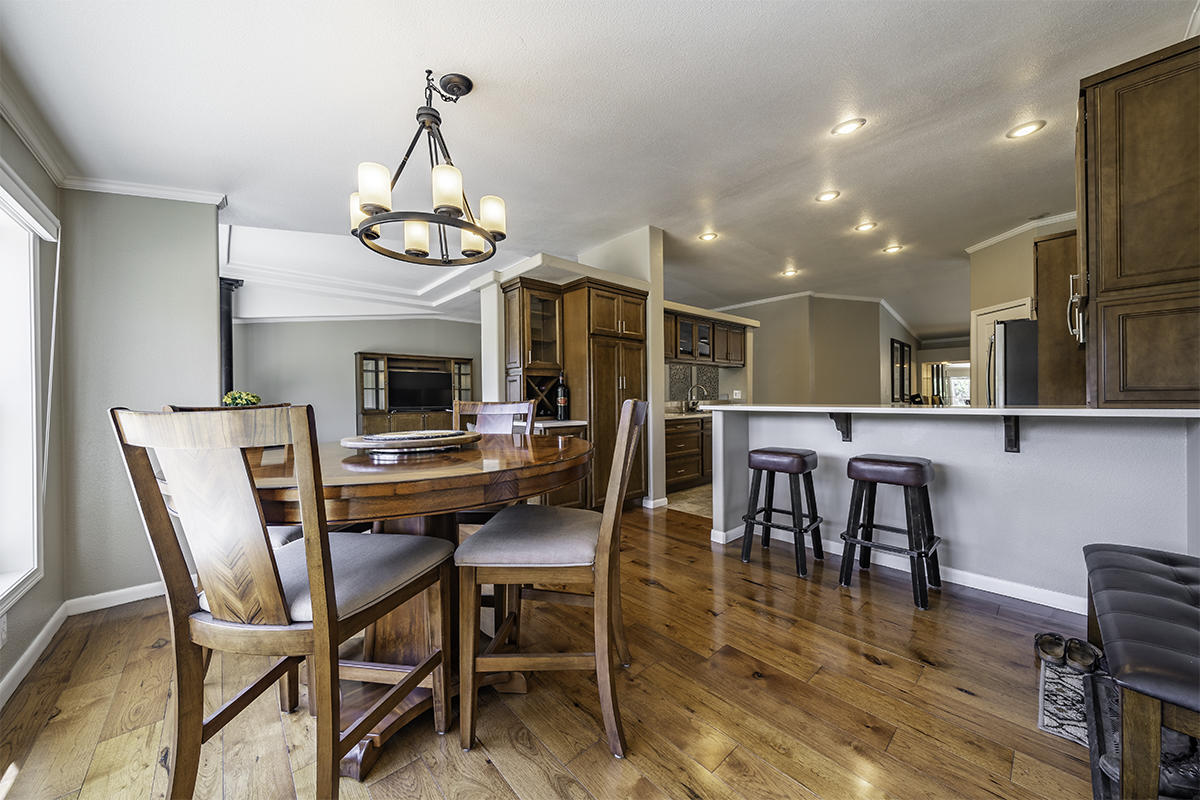 2010 Stewart Road Grants Pass, OR 97526 - Photo 5 of 32 dining