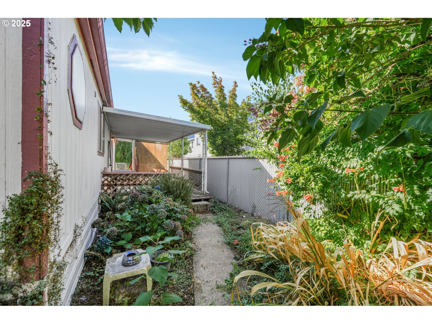 1500 Gabriela Court Northeast, Unit 27 Salem, OR 97301 - Photo 17 of 21 a backyard of a house with lots of green space