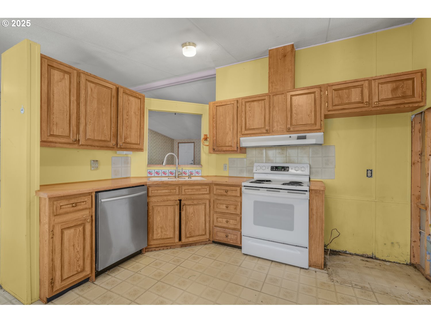 1500 Gabriela Court Northeast, Unit 27 Salem, OR 97301 - Photo 6 of 21 a kitchen with granite countertop a sink stainless steel appliances and cabinets