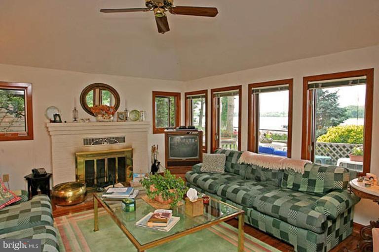 4122 Cadle Creek Road Edgewater, MD 21037 - Photo 18 of 25 Living Room
