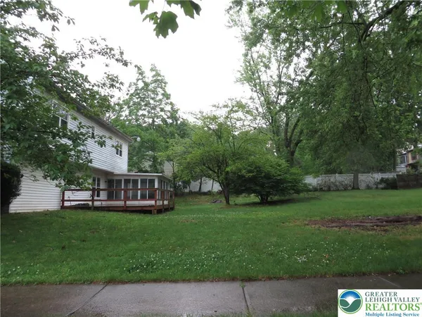 a view of house with a yard