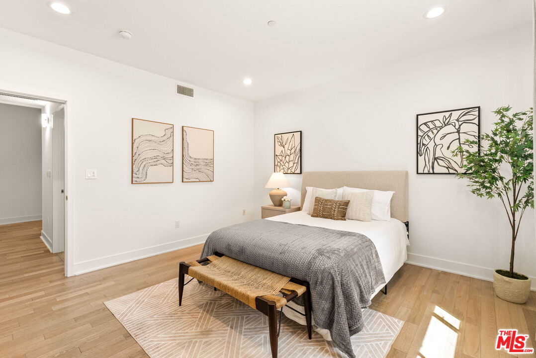 12837 Moorpark Street, Unit 302 Studio City, CA 91604 - Photo 17 of 32