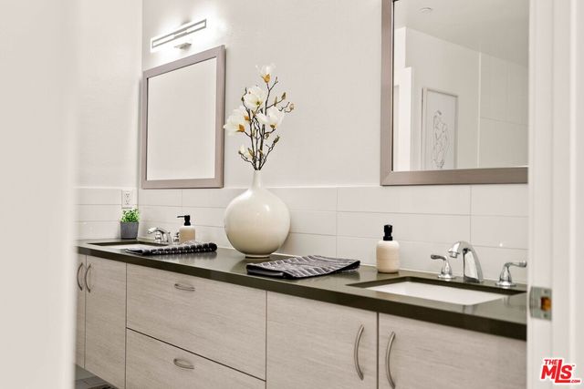 $825,000 | 12837 Moorpark Street, Unit 302, Studio City, CA 91604