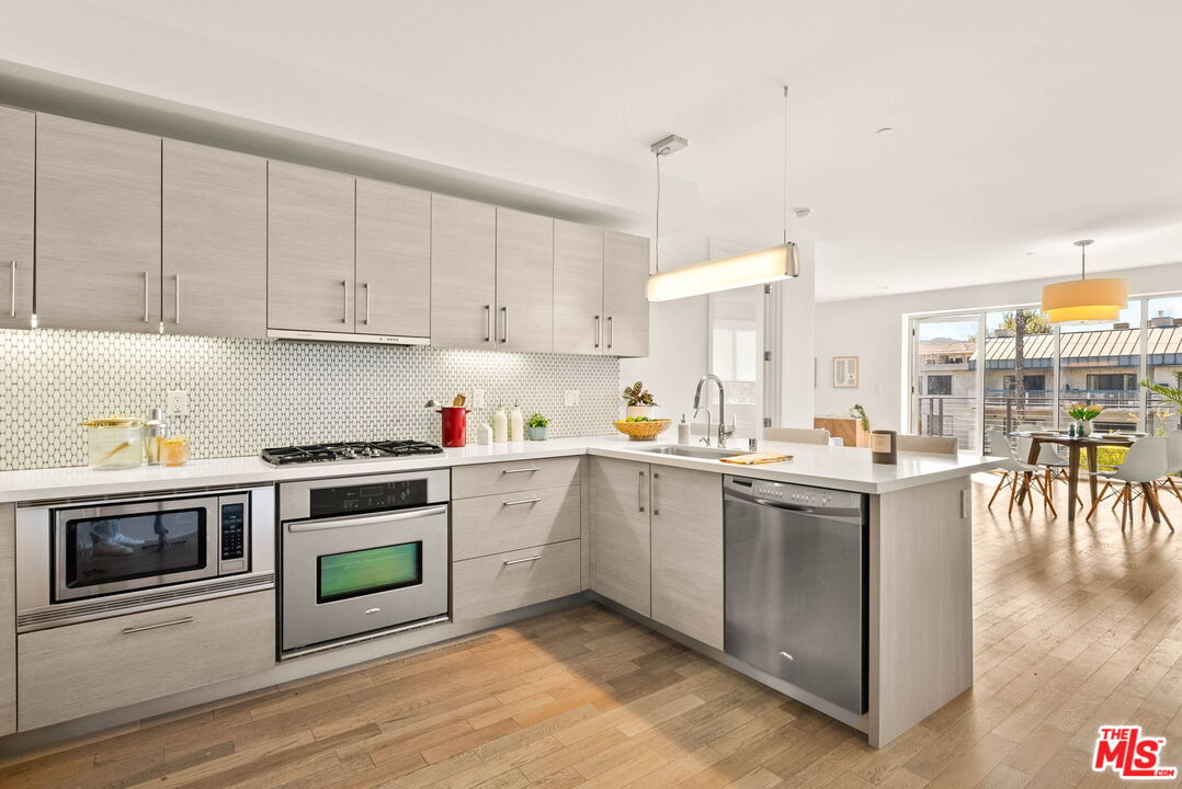 12837 Moorpark Street, Unit 302 Studio City, CA 91604 - Photo 4 of 32