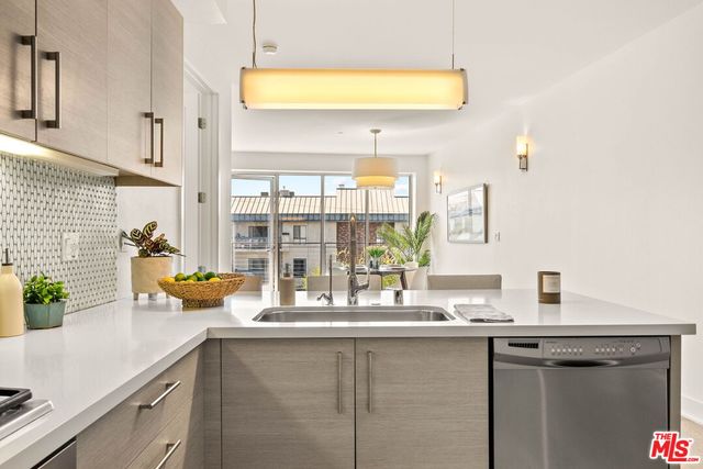 $825,000 | 12837 Moorpark Street, Unit 302, Studio City, CA 91604