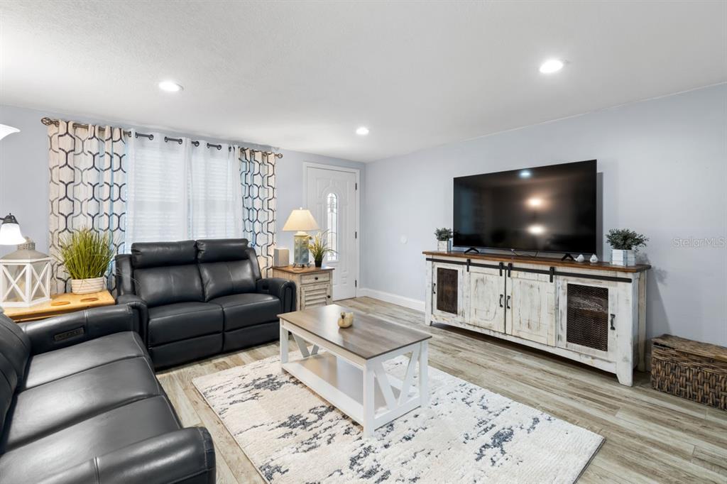 107 6th Street Northwest Ruskin, FL 33570 - Photo 4 of 65