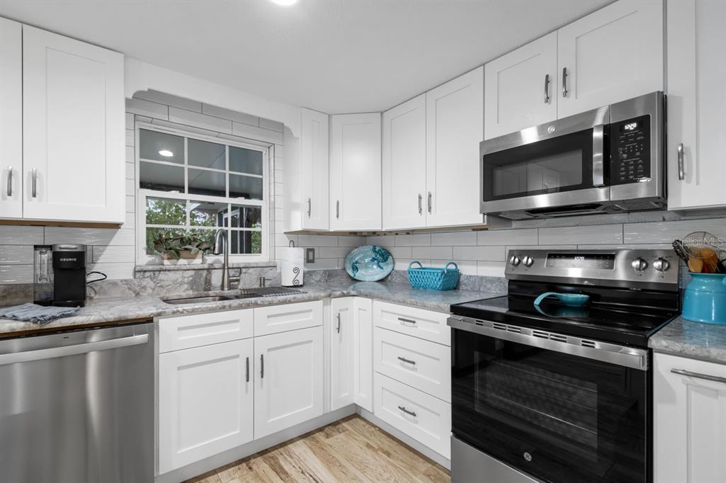 107 6th Street Northwest Ruskin, FL 33570 - Photo 10 of 65
