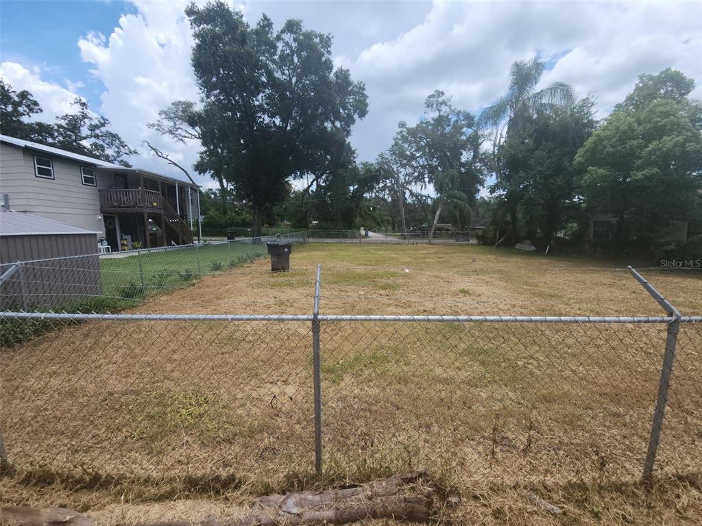 5232 Pine Street Seffner, FL 33584 - Photo 6 of 12 a view of a basket ball ground