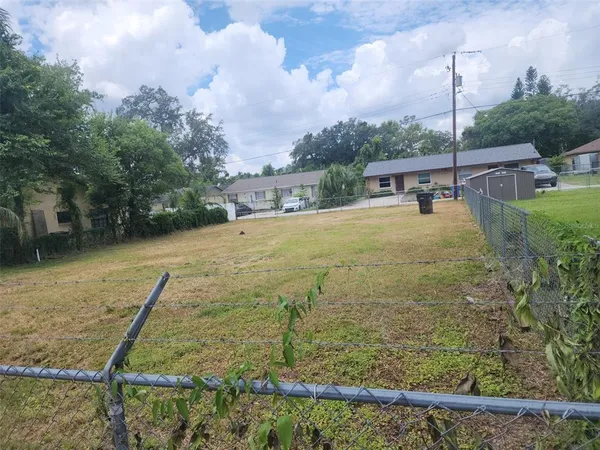 a view of a backyard