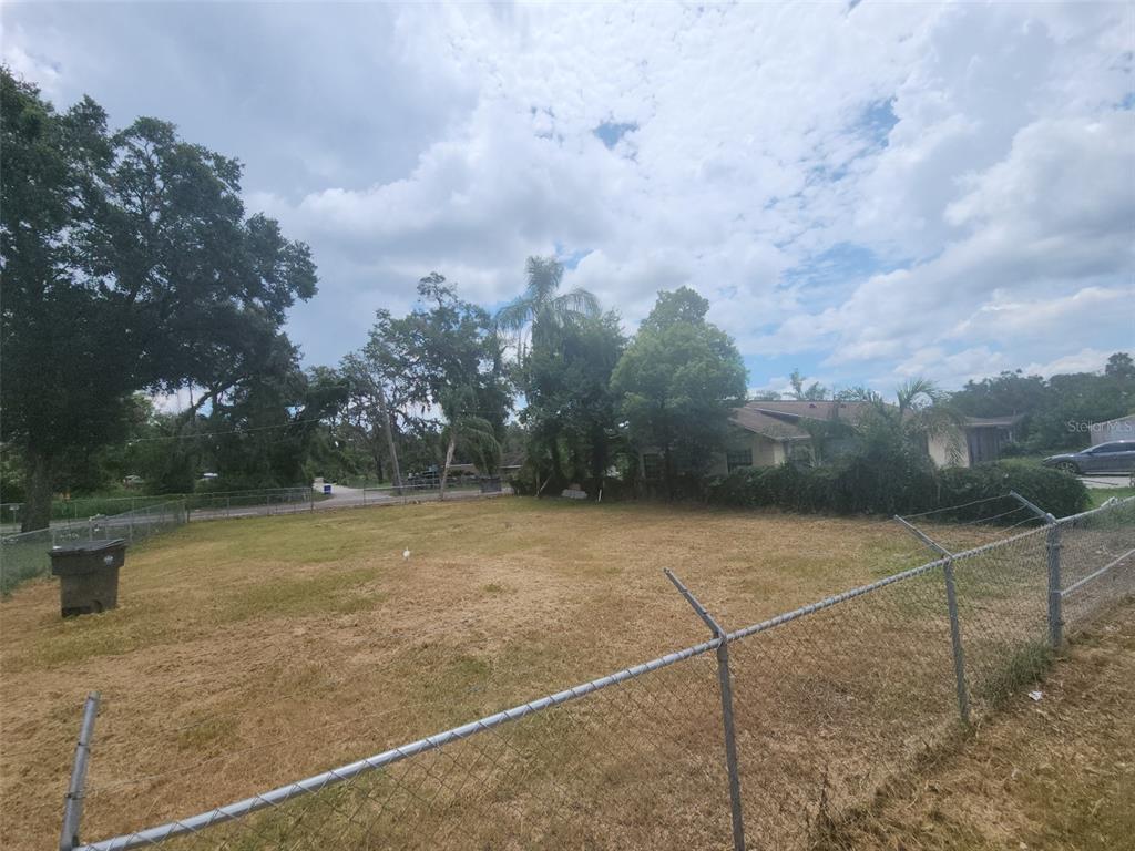 5232 Pine Street Seffner, FL 33584 - Photo 9 of 12 a view of a basket ball ground