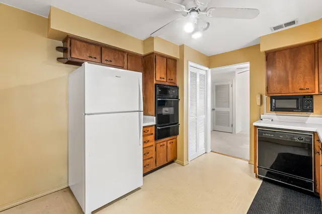 $300,000 | 17-w157 Foster Avenue, Wood Dale, IL 60191