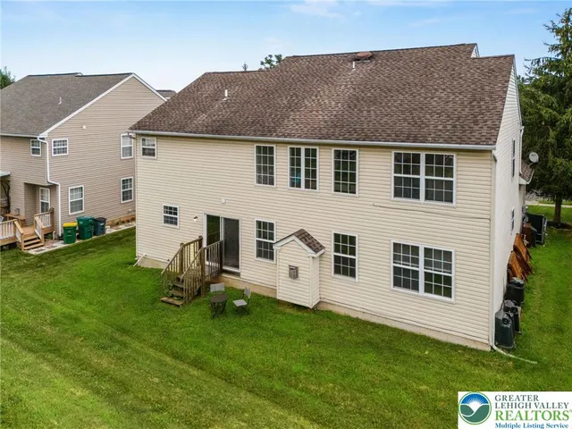 a view of a house with backyard