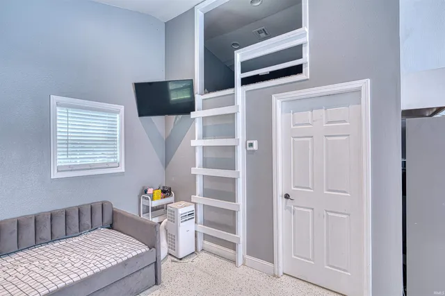 $650,000 | 424 Summerland Court, Evansville, IN 47712