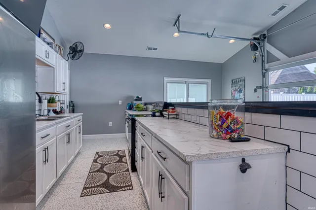 $650,000 | 424 Summerland Court, Evansville, IN 47712