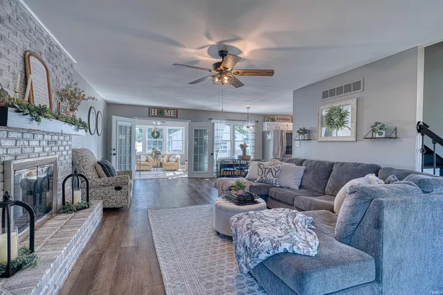 $650,000 | 424 Summerland Court, Evansville, IN 47712