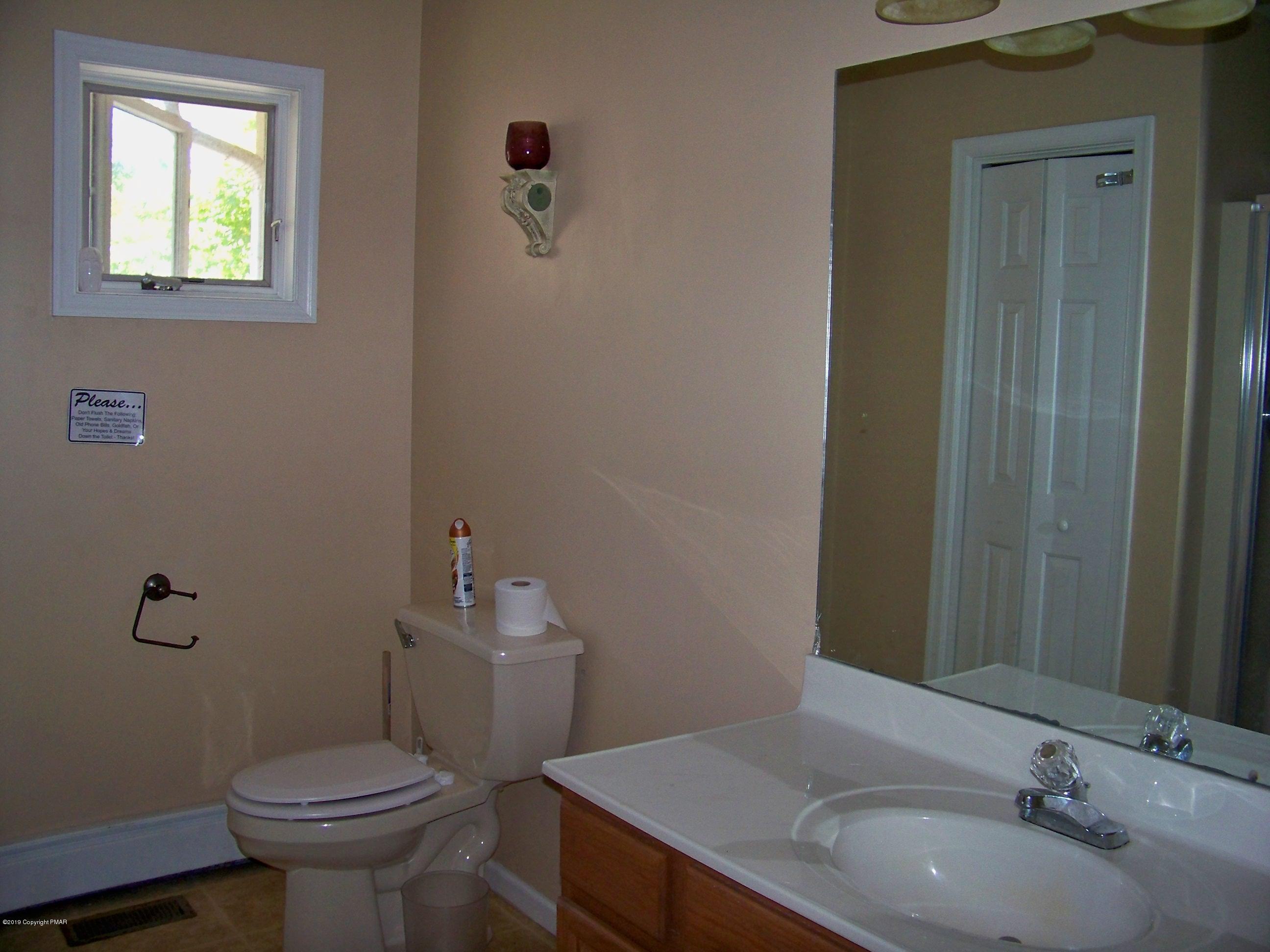 154 Totteridge Road Bushkill, PA 18324 - Photo 21 of 29 Main Bath