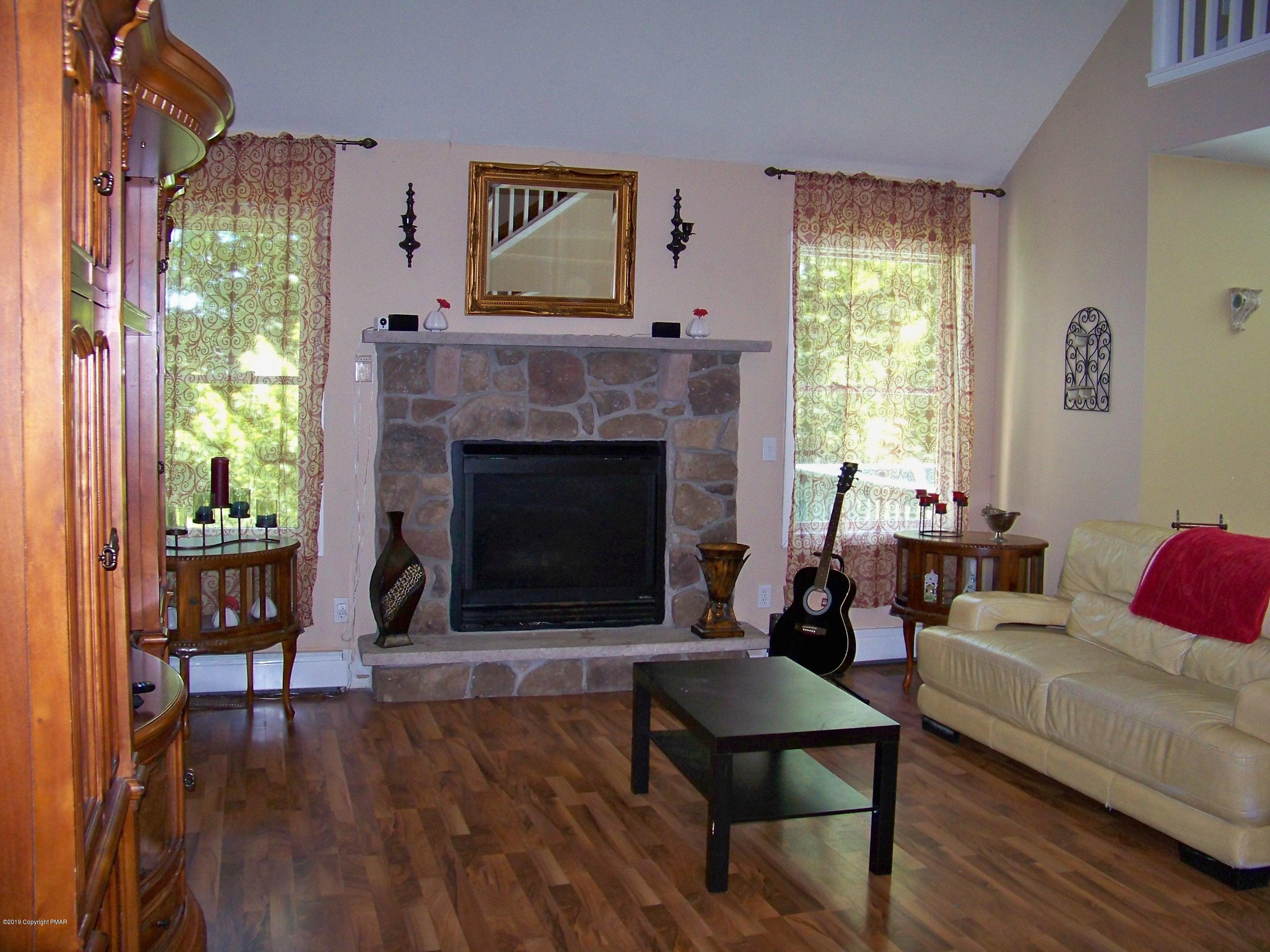 154 Totteridge Road Bushkill, PA 18324 - Photo 3 of 29 Living Room