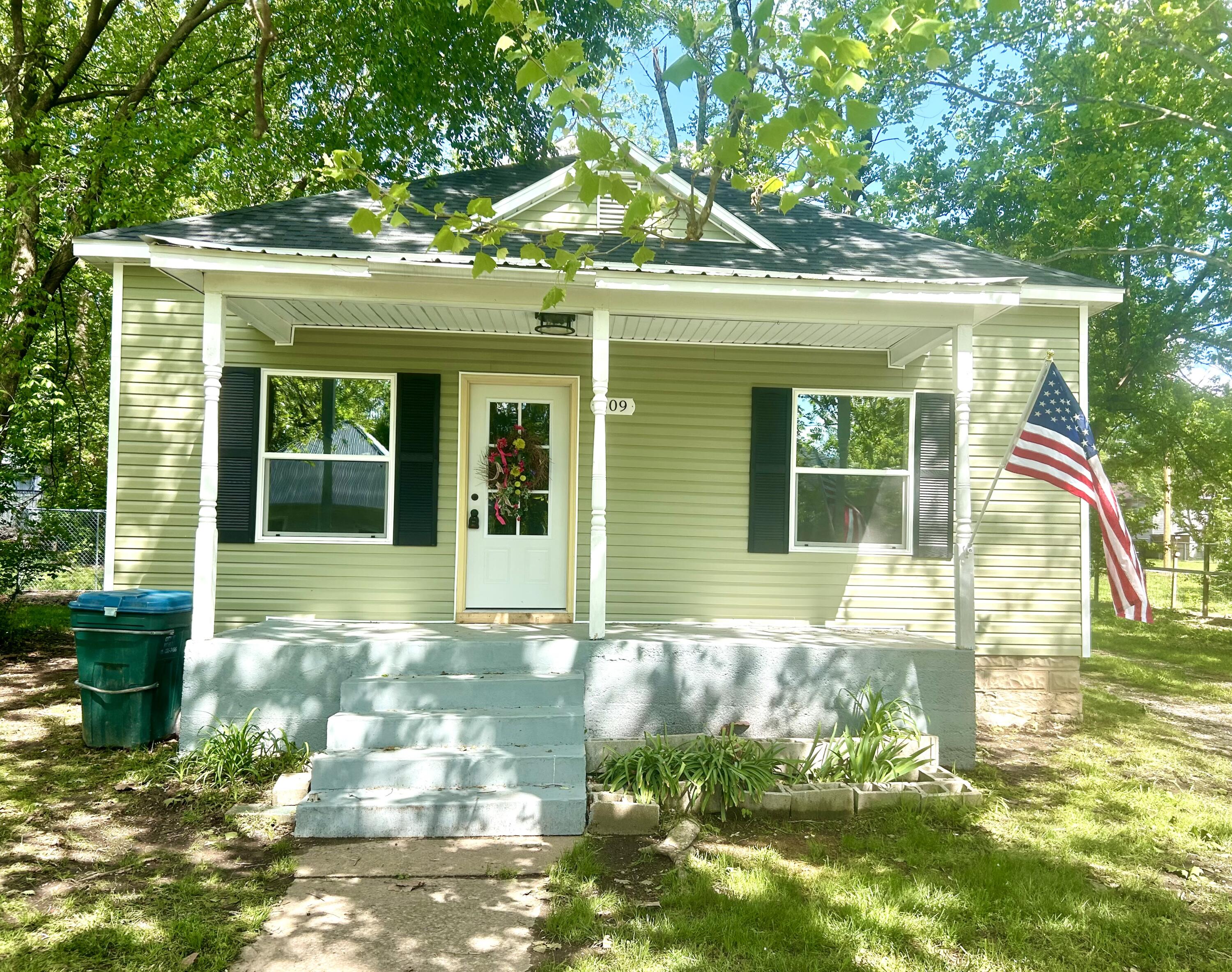 609 Euclid Avenue Monett, MO 65708 - Photo 1 of 1 IMG_7242