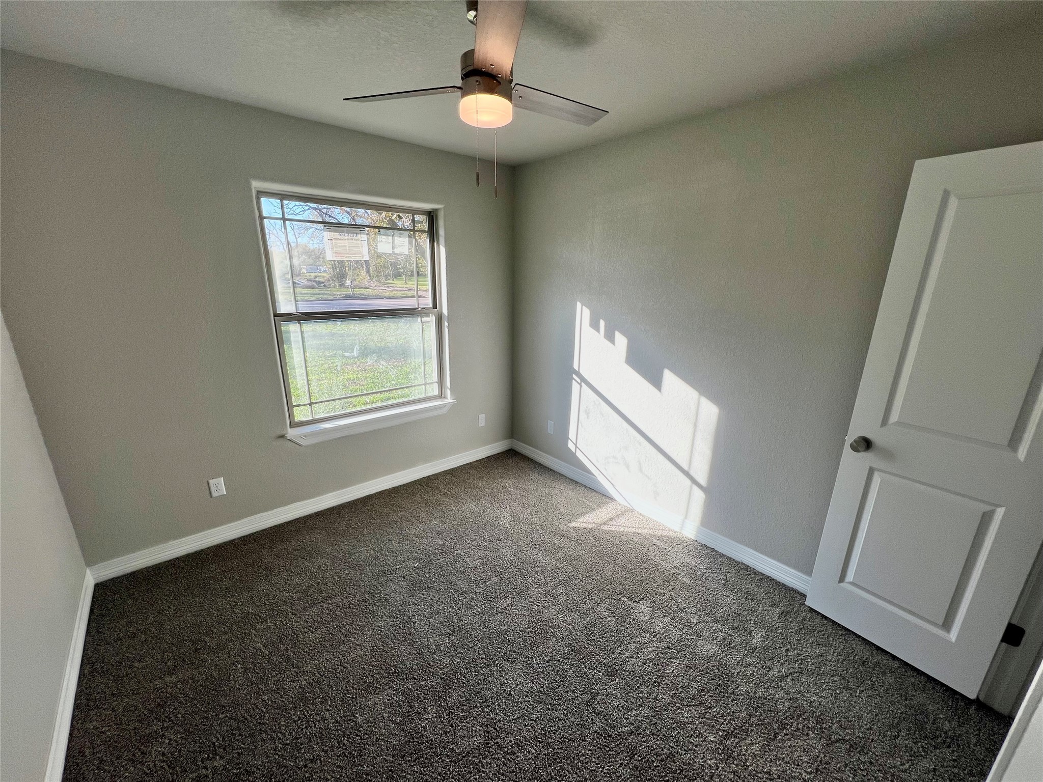 1031 South Anderson Street Angleton, TX 77515 - Photo 3 of 6 an empty room with windows and entrance