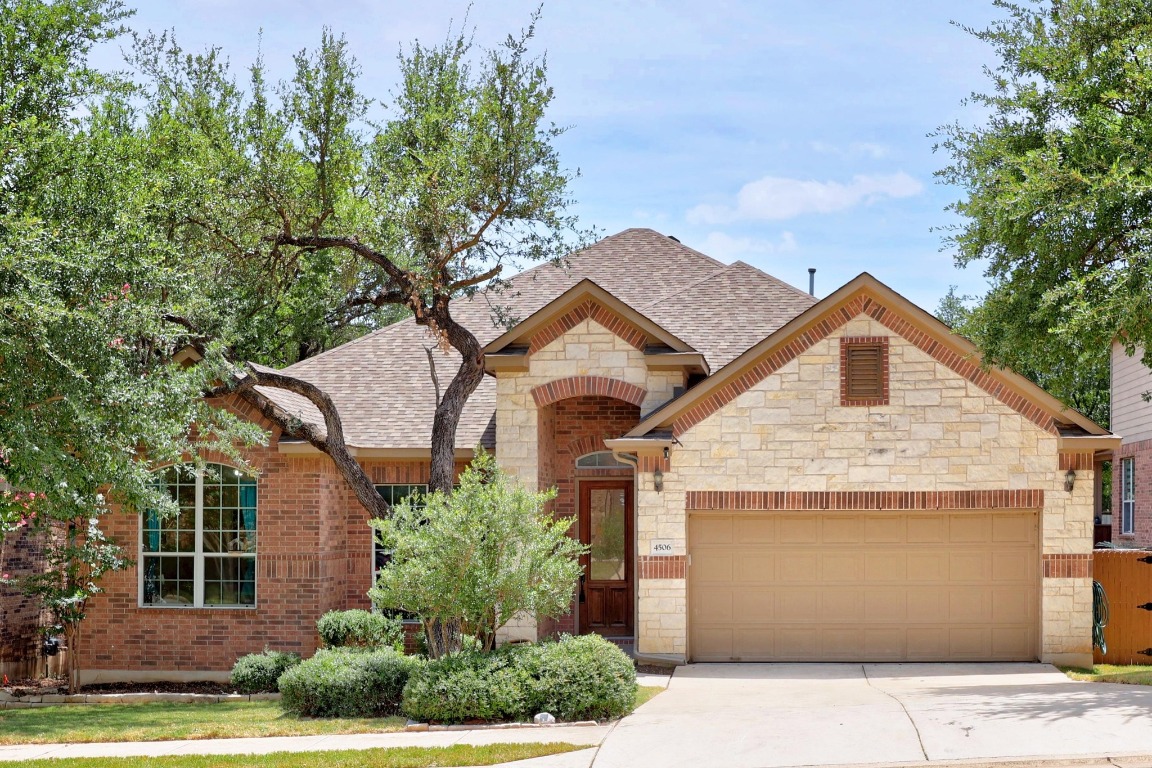 a view of house and a yard with green space