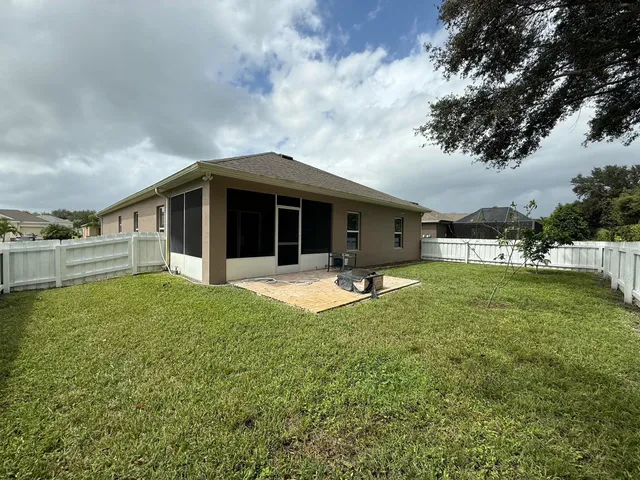 a view of a backyard
