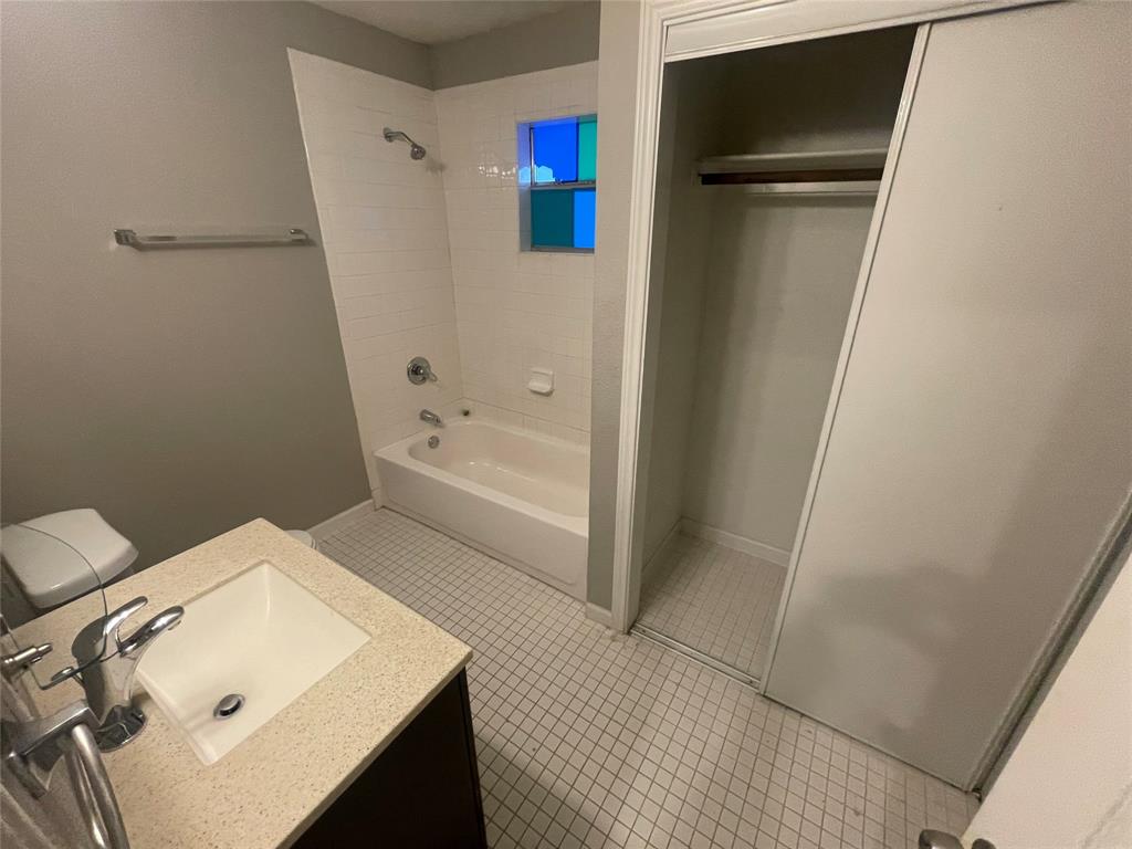 701 Elsbeth Street, Unit 201 Dallas, TX 75208 - Photo 11 of 14 a bathroom with a bathtub sink and toilet