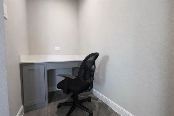 a view of entryway with a workspace