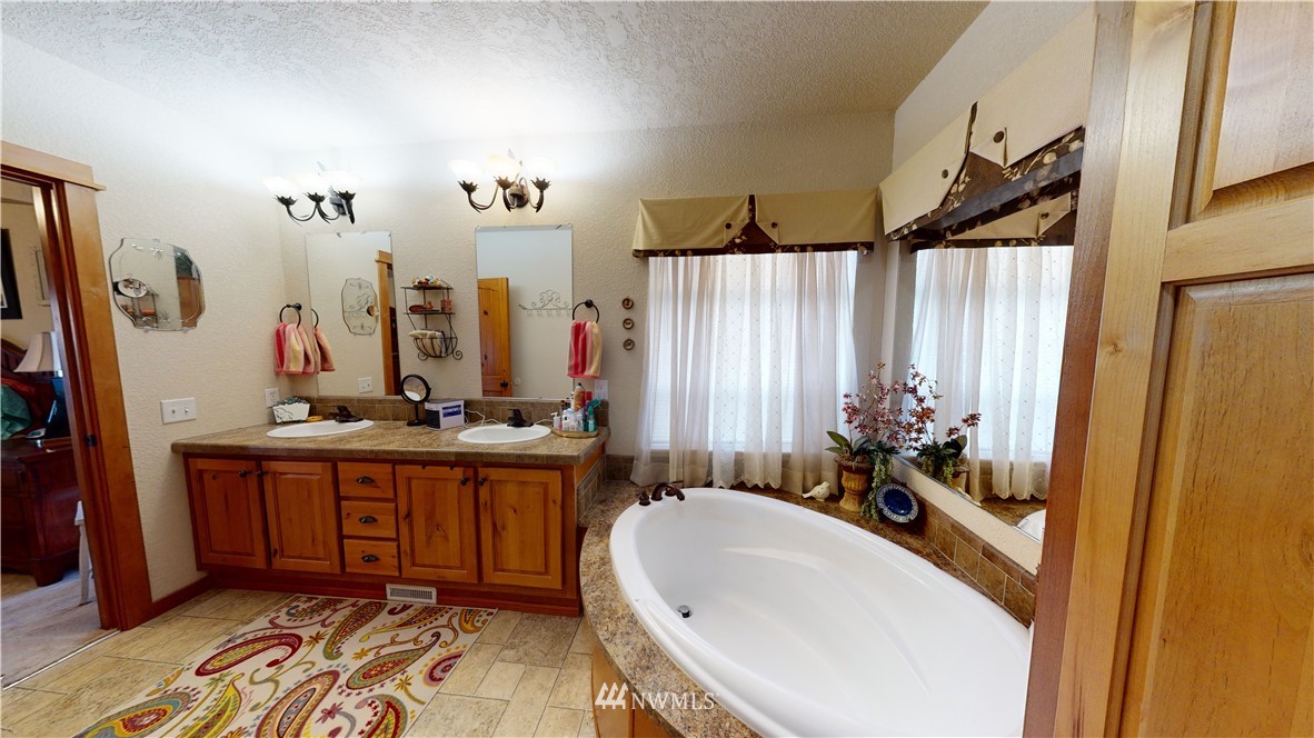 90 Golden Road Oroville, WA 98844 - Photo 12 of 40 Gallery Image 12