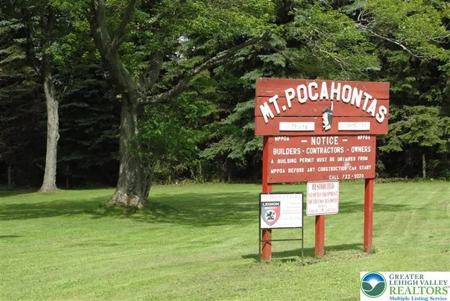 a sign that is sitting on a brick wall