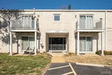$142,500 | 4353 Chateau De Ville Drive, Unit B, St. Louis, MO 63129