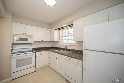 $142,500 | 4353 Chateau De Ville Drive, Unit B, St. Louis, MO 63129