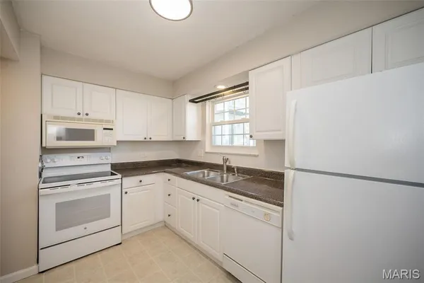 $139,000 | 4353 Chateau De Ville Drive, Unit B, St. Louis, MO 63129
