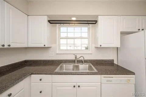 $142,500 | 4353 Chateau De Ville Drive, Unit B, St. Louis, MO 63129