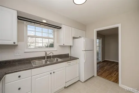 $142,500 | 4353 Chateau De Ville Drive, Unit B, St. Louis, MO 63129