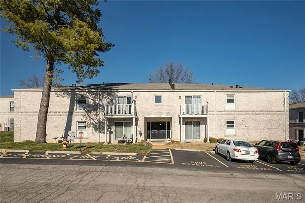 $139,000 | 4353 Chateau De Ville Drive, Unit B, St. Louis, MO 63129