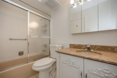 $142,500 | 4353 Chateau De Ville Drive, Unit B, St. Louis, MO 63129