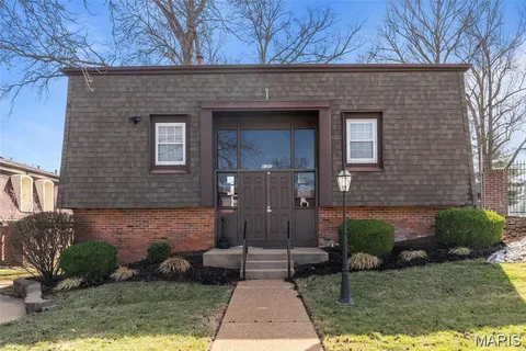 $142,500 | 4353 Chateau De Ville Drive, Unit B, St. Louis, MO 63129