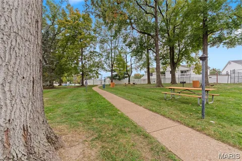 $142,500 | 4353 Chateau De Ville Drive, Unit B, St. Louis, MO 63129