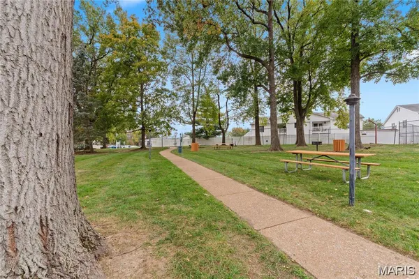 $139,000 | 4353 Chateau De Ville Drive, Unit B, St. Louis, MO 63129