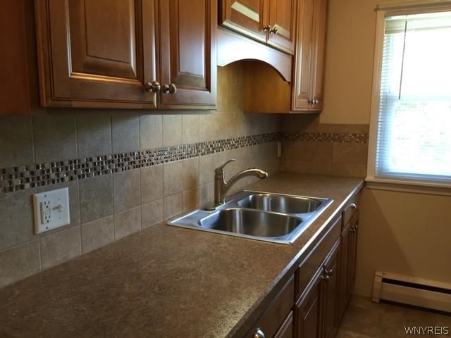 24 Willow Ridge Drive Amherst, NY 14228 - Photo 5 of 22 Quality Decora cabinets Maple with full extended d