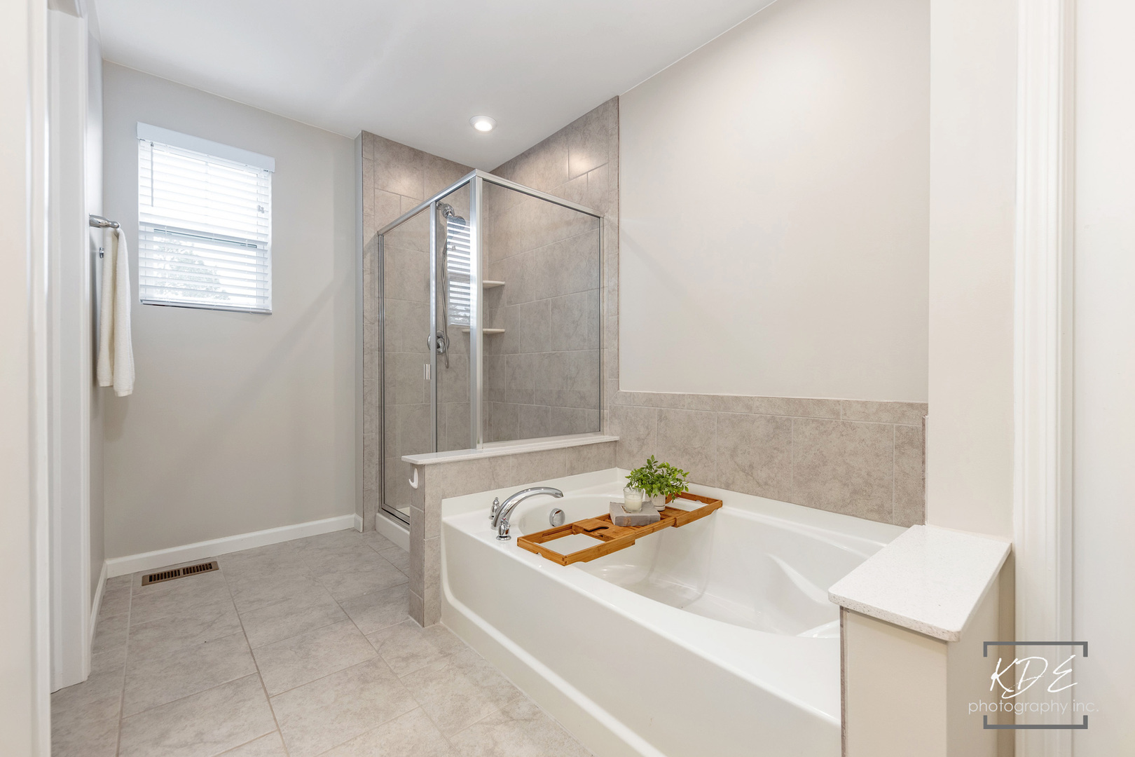2110 Weatherbee Lane Naperville, IL 60563 - Photo 22 of 32 a bathroom with a tub sink and mirror