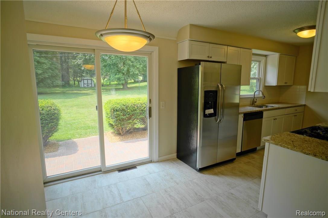 295 Texas Avenue Rochester, MI 48309 - Photo 6 of 18 DSC09171 (1).JPG